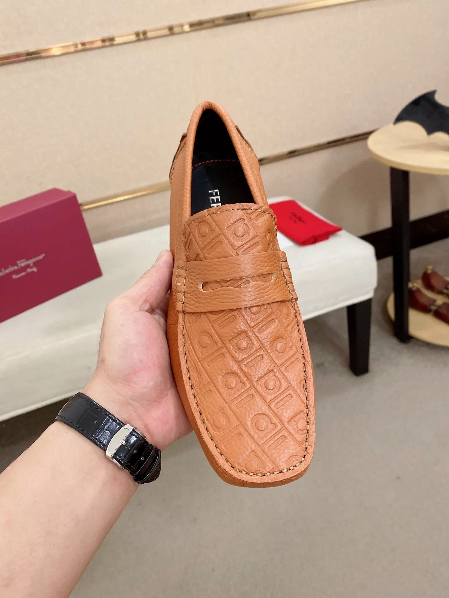 Men's shoes💰: 560💰High-end quality! Ferragamo🆕🆕Exclusive hot-selling products in stock🔥🔥New products on the shelves, high-quality Ferragamo men's pea shoes, high-end casual driving shoes, with complete packaging! 💪 💪 Material: imported first-layer pebbled cowhide 🐂 + imported high-quality water-dyed cowhide lining + wear-resistant outsole 👍🏻👍🏻 Features: high-end and comfortable, purely handmade 🚀 🚀 Create the perfect shoe that suits you best 🔥 🔥 Size: (38-44) 45 standard size can be customized!